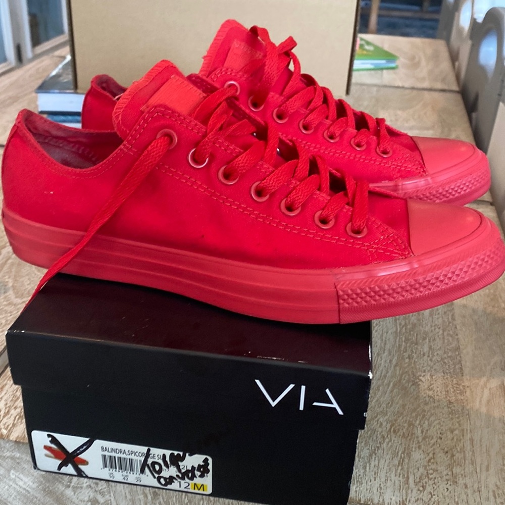 Red converse women’s size 11 beautiful